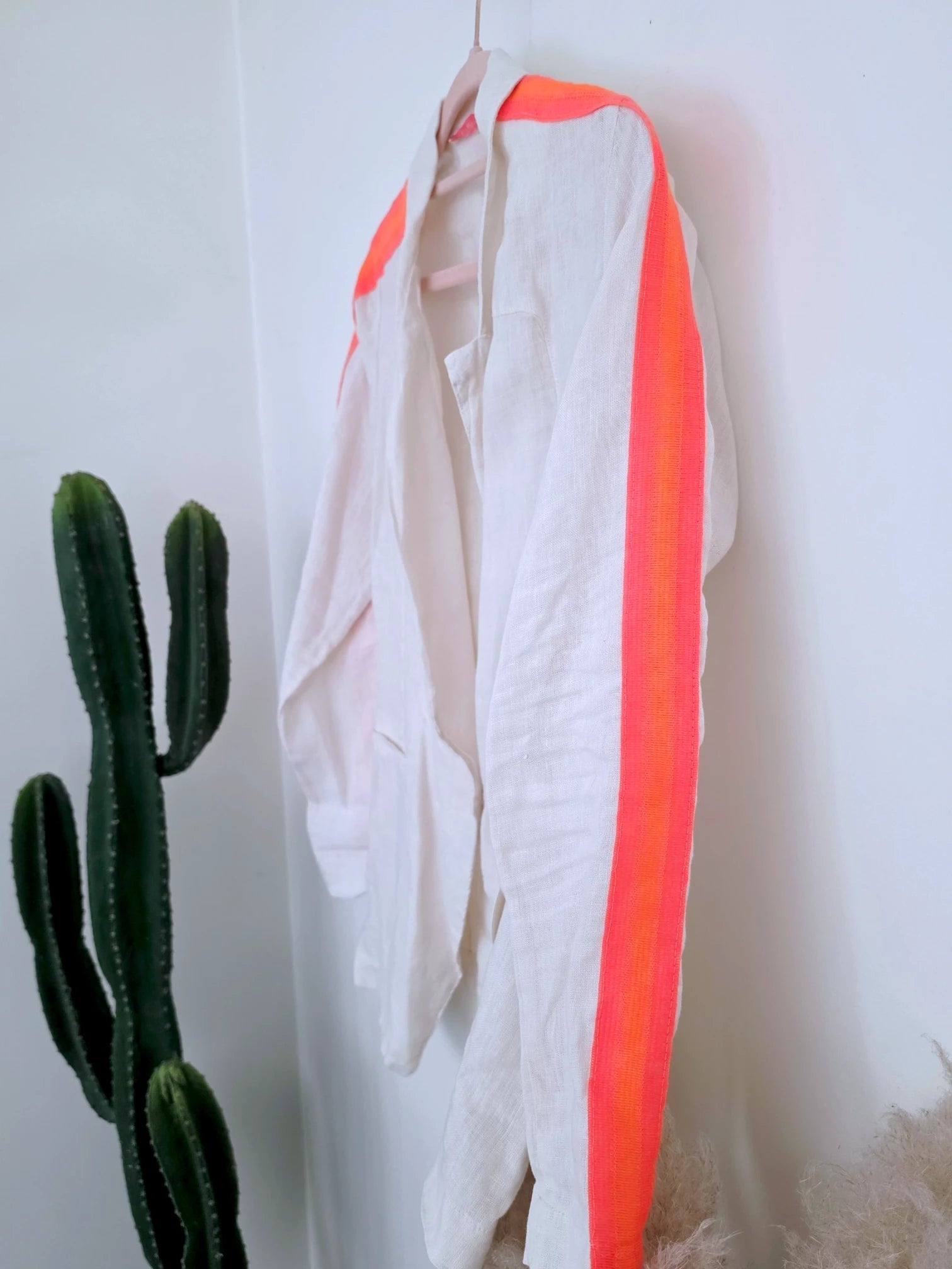 Ensemble veste + Pantalon en lin écru à bandes latérales fluo
