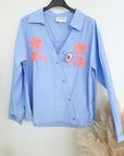 Chemise bleu ciel à palmiers orange fluo