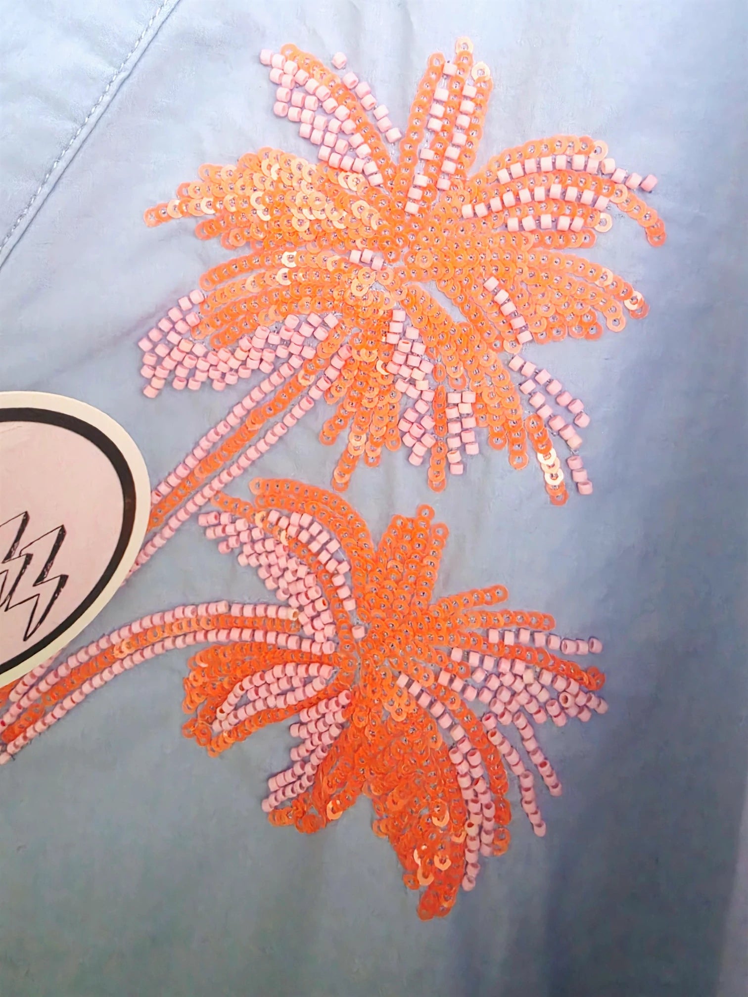 Chemise bleu ciel à palmiers orange fluo