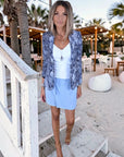 Veste cintrée bleue à imprimé python