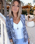 Veste cintrée bleue à imprimé python