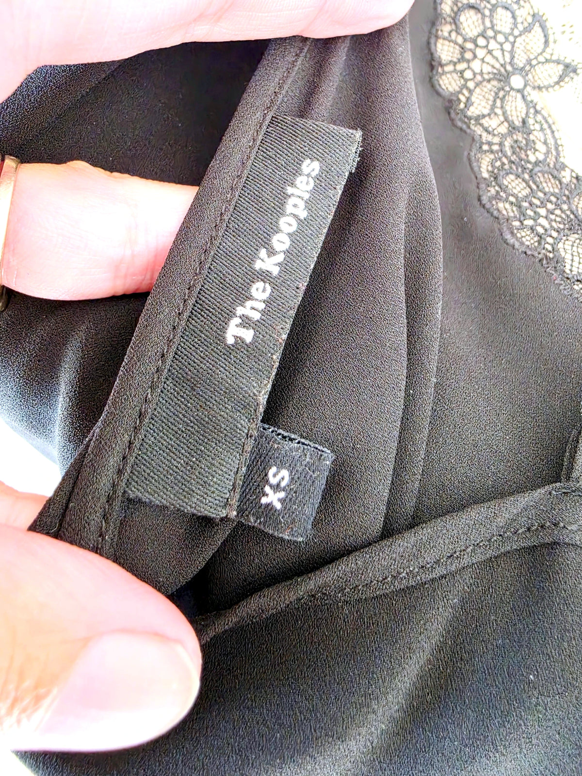 Débardeur noir à encolure dentelle