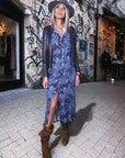 Robe longue bleue à imprimé noir
