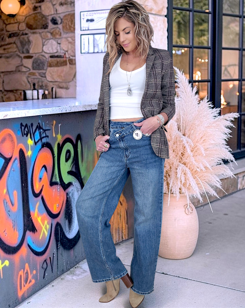 Jean bleu coupe droite à ceinture asymétrique. - 𝐌𝐚𝐫𝐢𝐧𝐚𝟒𝟒𝐟𝐚𝐦𝐢𝐥𝐲