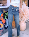 Jean bleu coupe droite à ceinture asymétrique. - 𝐌𝐚𝐫𝐢𝐧𝐚𝟒𝟒𝐟𝐚𝐦𝐢𝐥𝐲