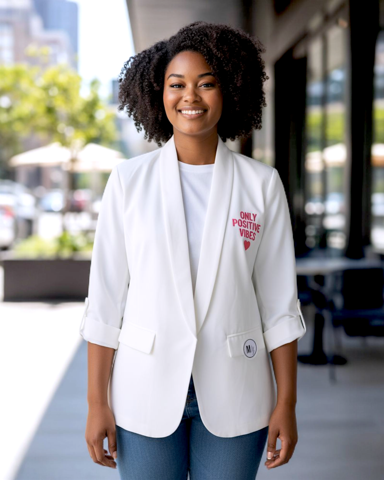 Blazer blanc à tags roses