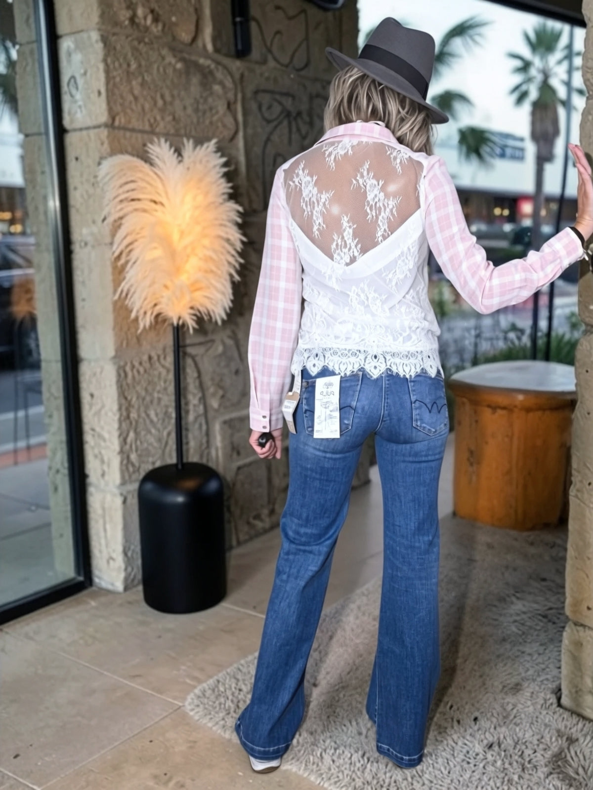 Chemise à carreaux rose avec dos en dentelle